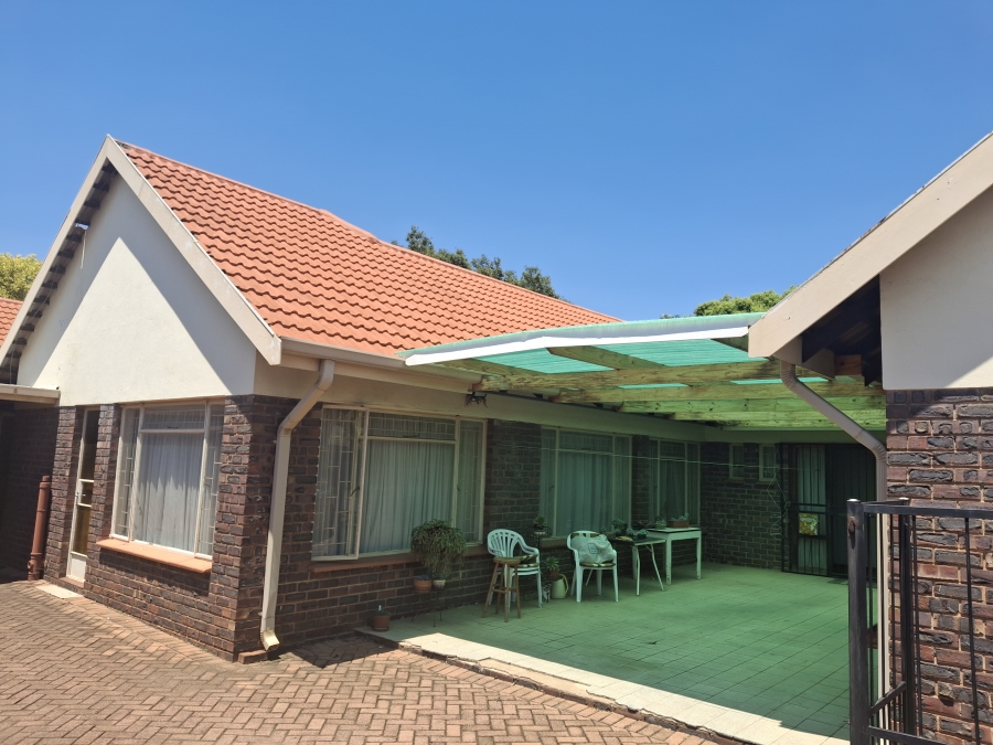 4 Bedroom Property for Sale in Garsfontein Gauteng