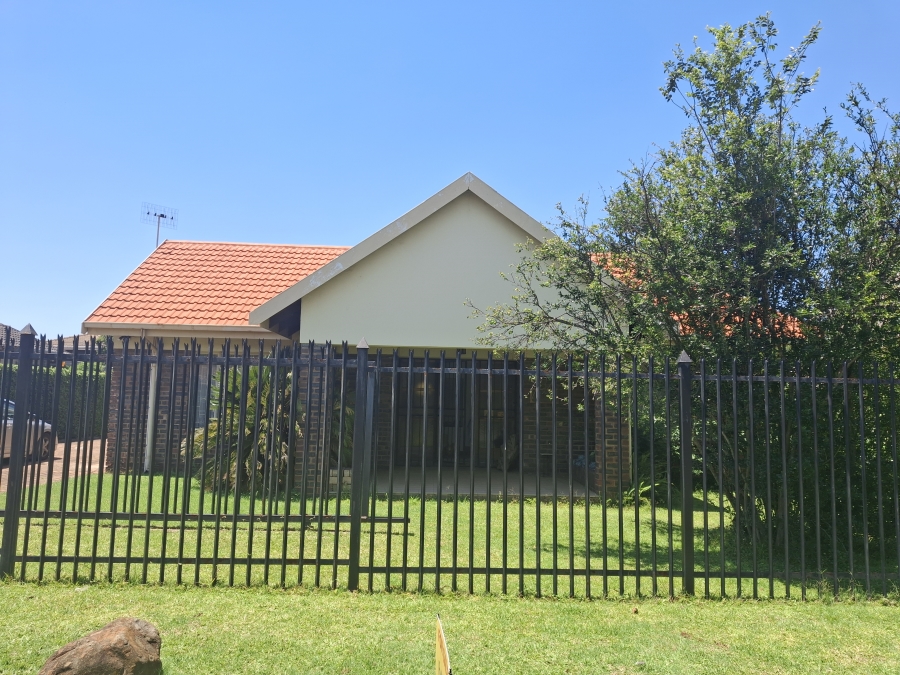4 Bedroom Property for Sale in Garsfontein Gauteng