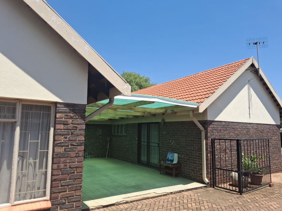 4 Bedroom Property for Sale in Garsfontein Gauteng