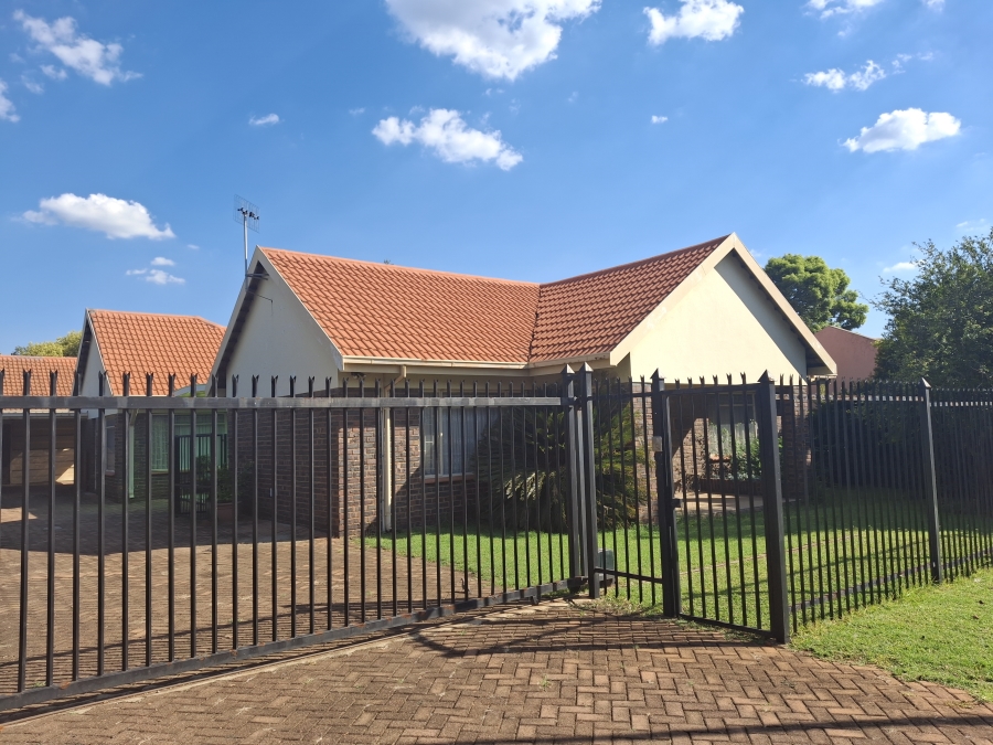 4 Bedroom Property for Sale in Garsfontein Gauteng