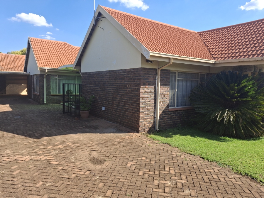 4 Bedroom Property for Sale in Garsfontein Gauteng