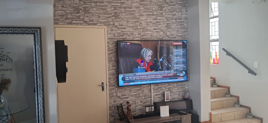 2 Bedroom Property for Sale in Noordheuwel Gauteng