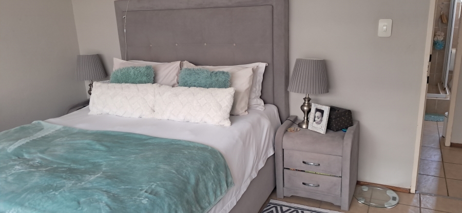 2 Bedroom Property for Sale in Noordheuwel Gauteng