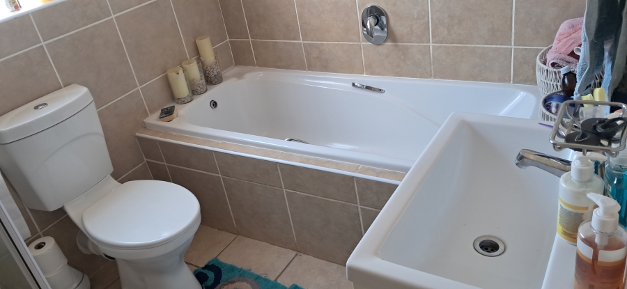 2 Bedroom Property for Sale in Noordheuwel Gauteng