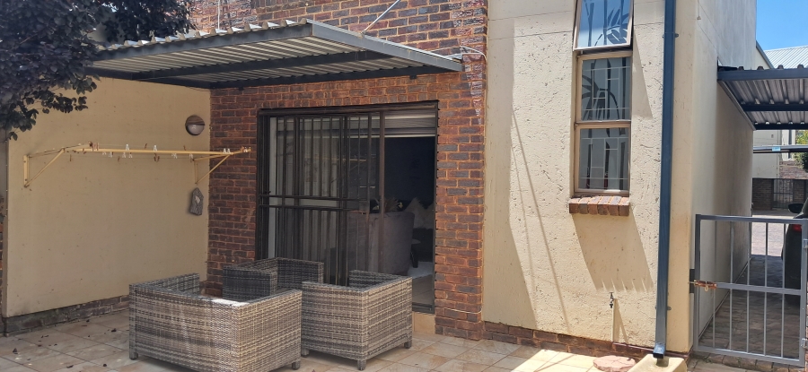 2 Bedroom Property for Sale in Noordheuwel Gauteng