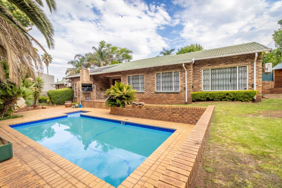 5 Bedroom Property for Sale in Wilro Park Gauteng