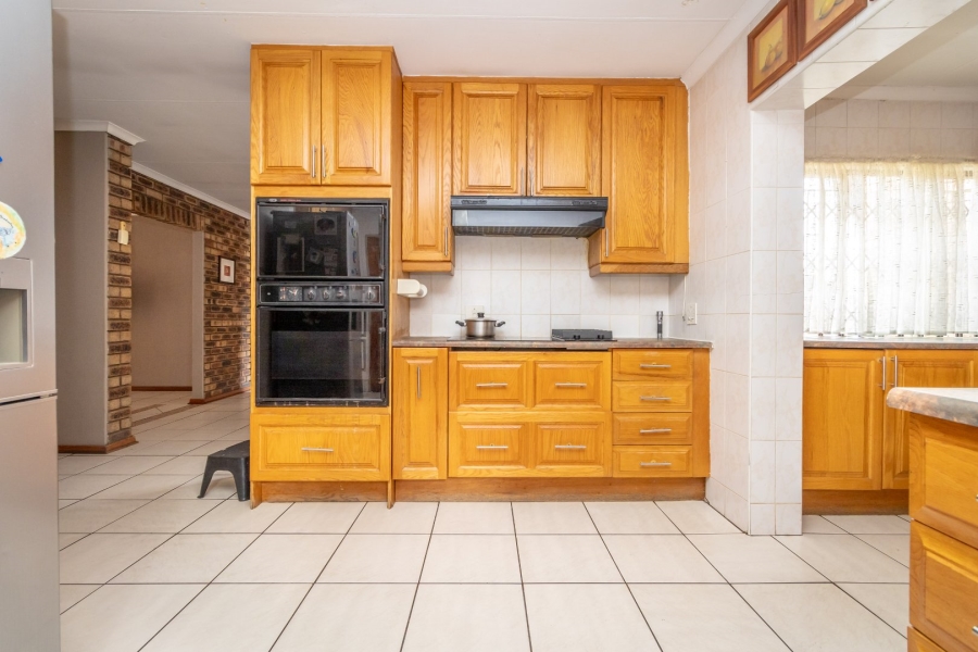 5 Bedroom Property for Sale in Wilro Park Gauteng