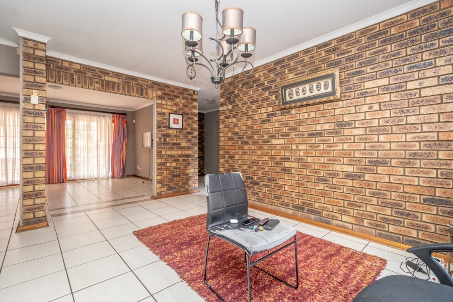 5 Bedroom Property for Sale in Wilro Park Gauteng