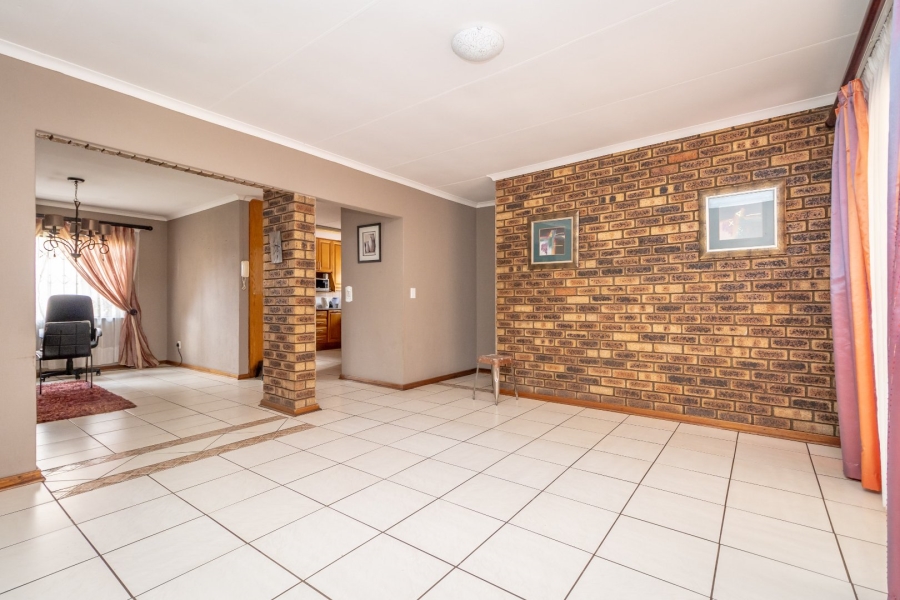 5 Bedroom Property for Sale in Wilro Park Gauteng