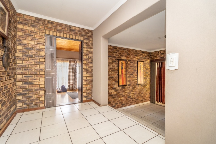 5 Bedroom Property for Sale in Wilro Park Gauteng