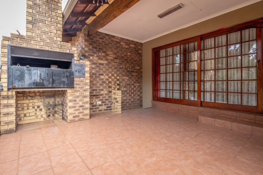 5 Bedroom Property for Sale in Wilro Park Gauteng