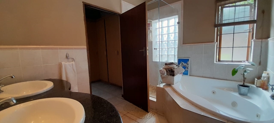 5 Bedroom Property for Sale in Waterkloof Ridge Gauteng