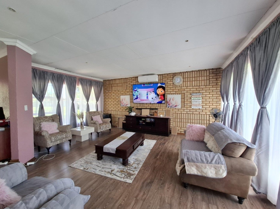 5 Bedroom Property for Sale in Buyscelia Gauteng