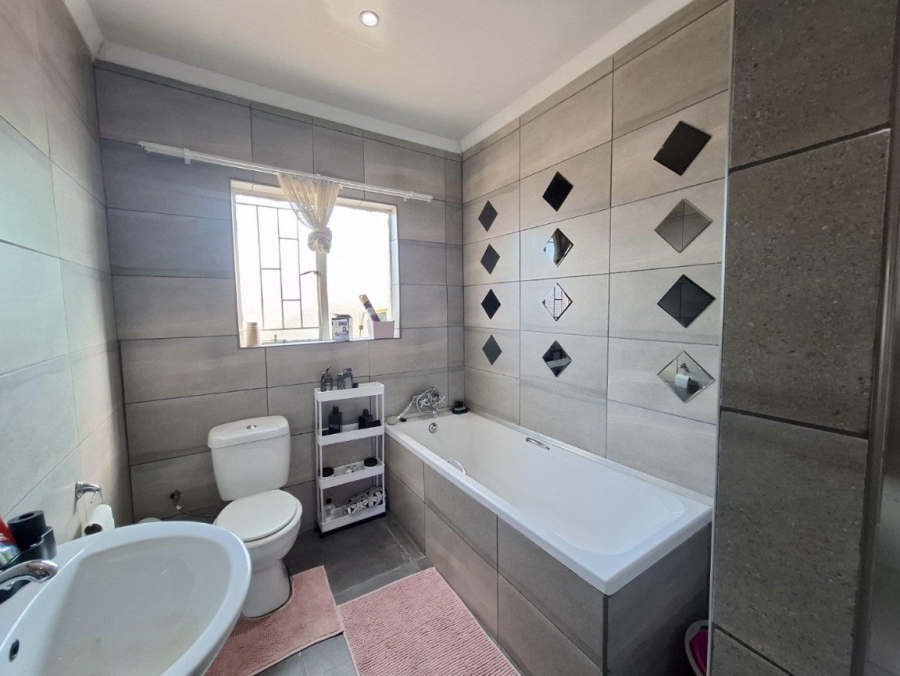 5 Bedroom Property for Sale in Buyscelia Gauteng