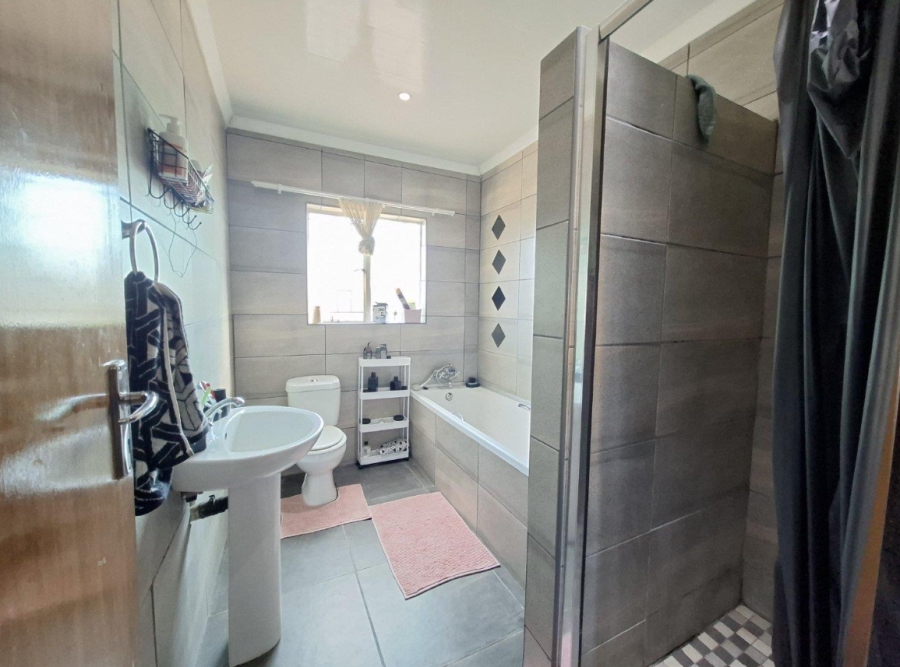 5 Bedroom Property for Sale in Buyscelia Gauteng