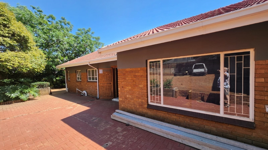 10 Bedroom Property for Sale in Eldoraigne Gauteng