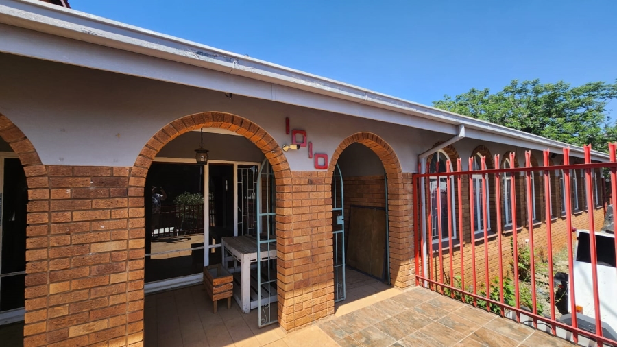 10 Bedroom Property for Sale in Eldoraigne Gauteng