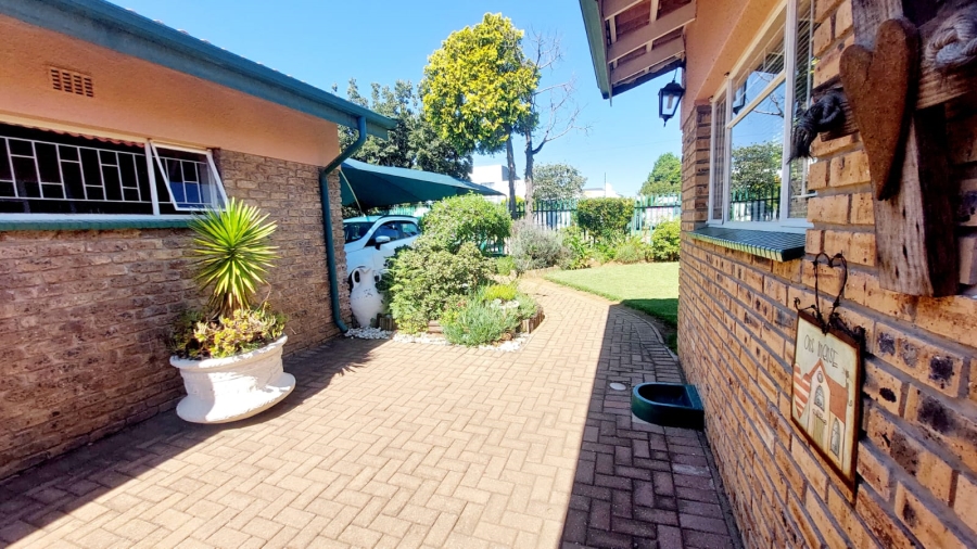 3 Bedroom Property for Sale in Helikonpark Gauteng