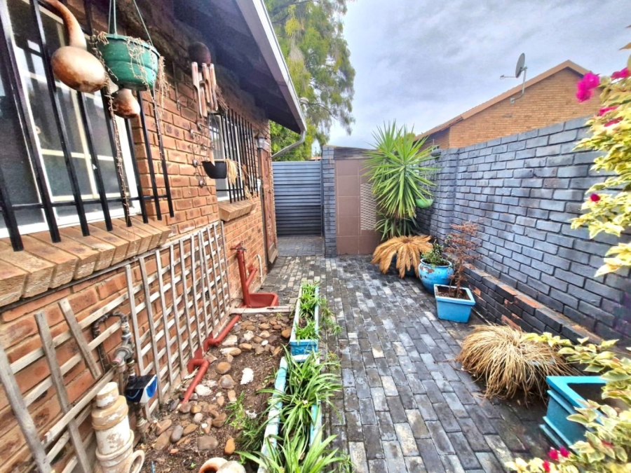 2 Bedroom Property for Sale in Annlin Gauteng
