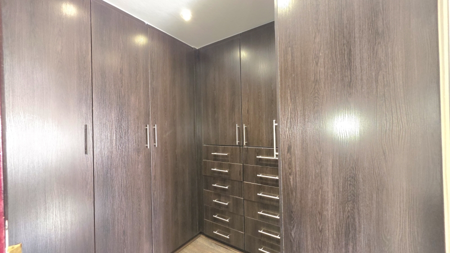 5 Bedroom Property for Sale in Raslouw Gauteng