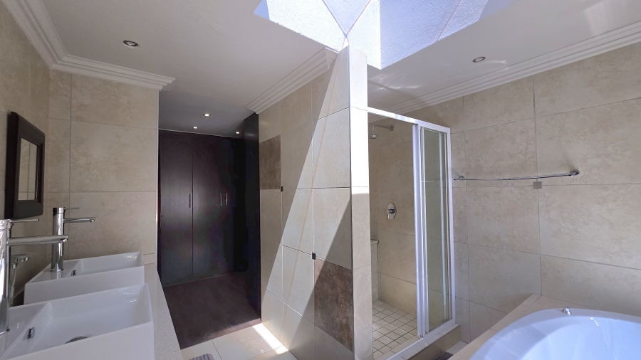 5 Bedroom Property for Sale in Raslouw Gauteng