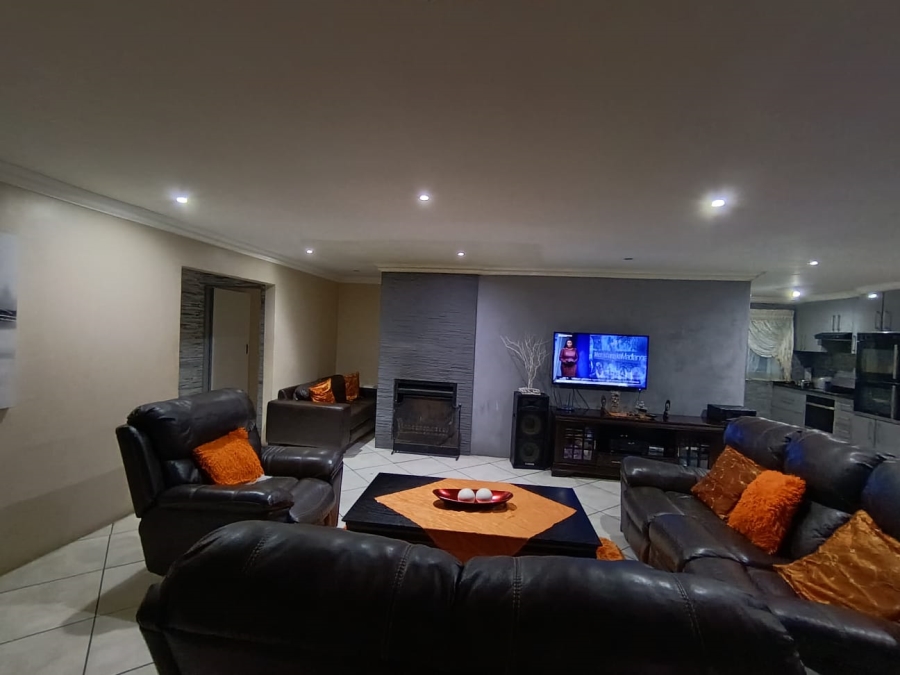4 Bedroom Property for Sale in Struisbult Gauteng