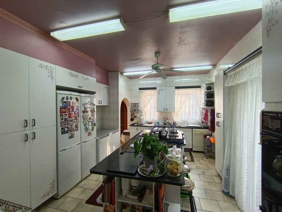 6 Bedroom Property for Sale in Selection Park Gauteng