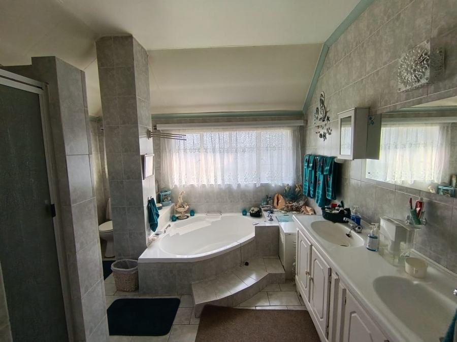 6 Bedroom Property for Sale in Selection Park Gauteng