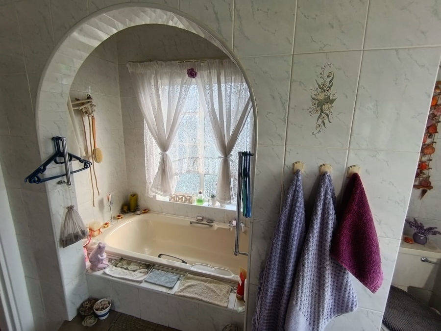 6 Bedroom Property for Sale in Selection Park Gauteng