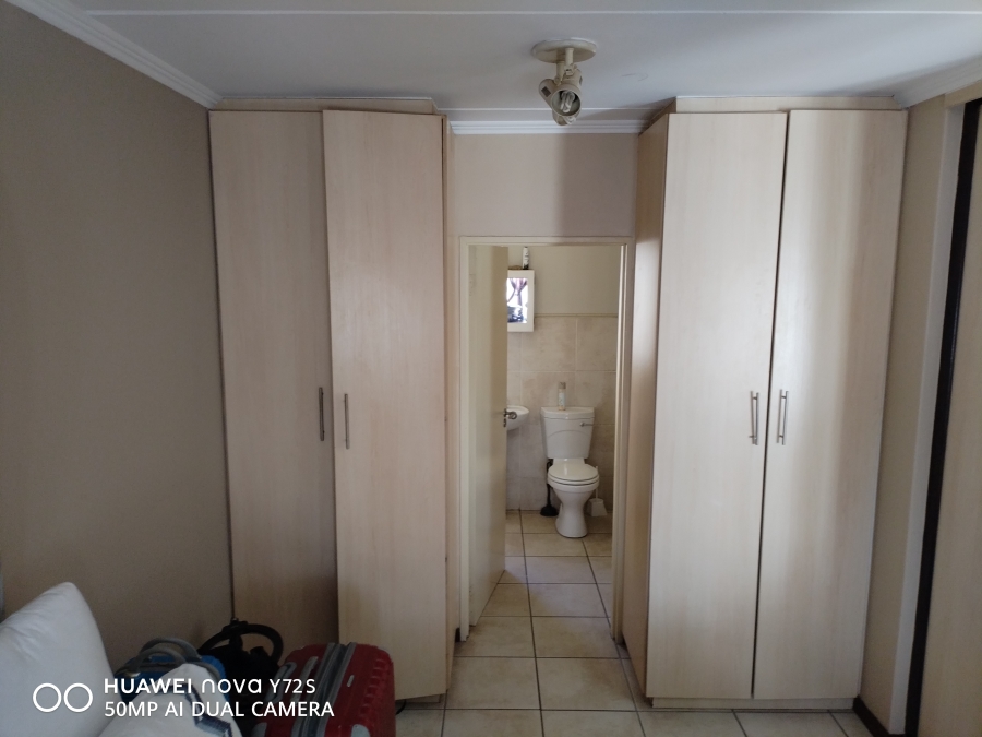 1 Bedroom Property for Sale in Kosmosdal Gauteng