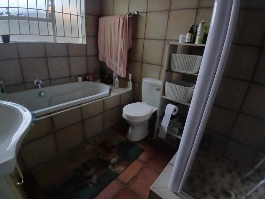 5 Bedroom Property for Sale in Selcourt Gauteng