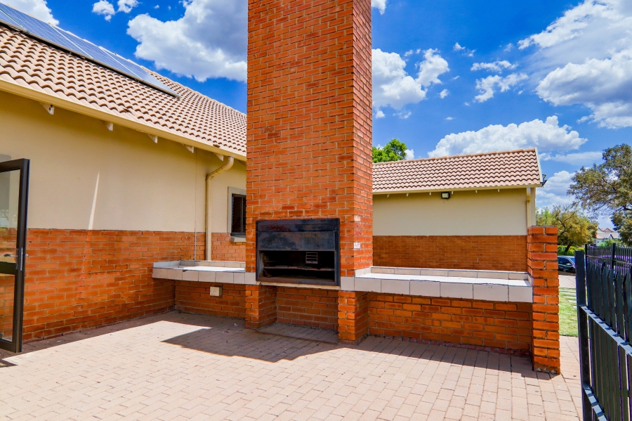 2 Bedroom Property for Sale in Kosmosdal Gauteng