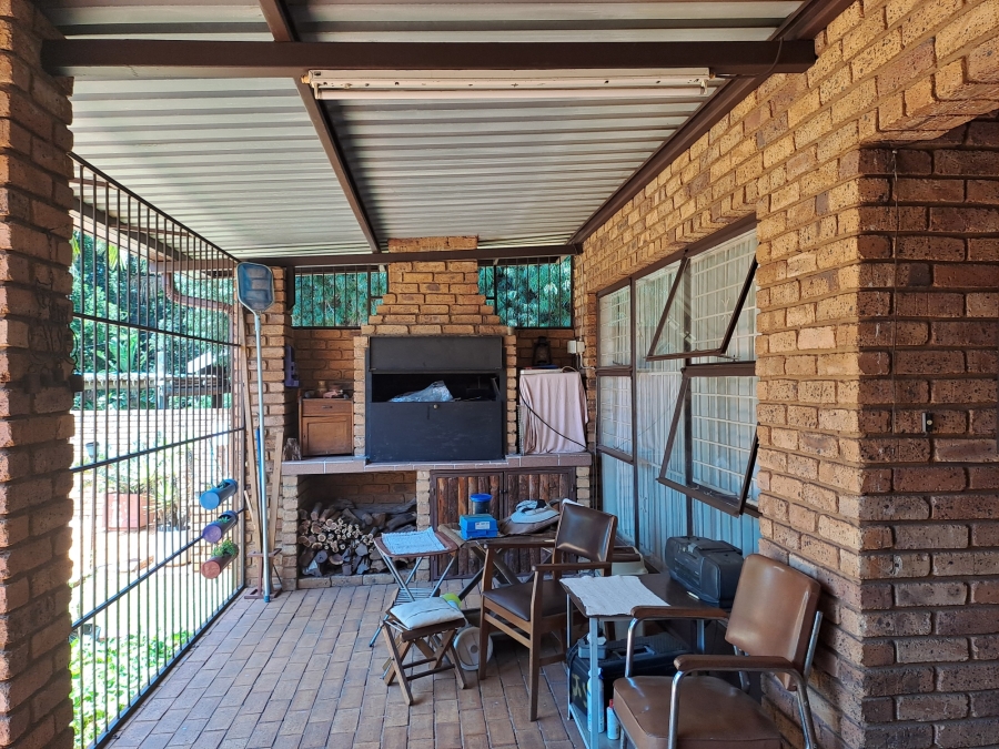 4 Bedroom Property for Sale in Garsfontein Gauteng