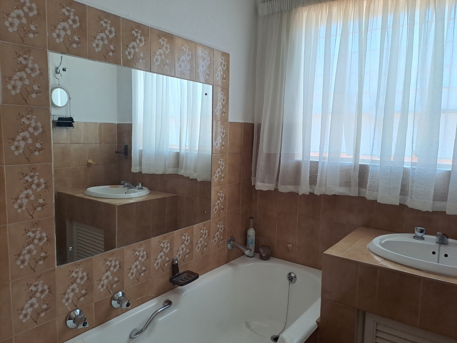 4 Bedroom Property for Sale in Garsfontein Gauteng