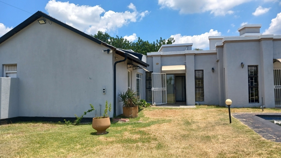 To Let 4 Bedroom Property for Rent in Brackenhurst Gauteng