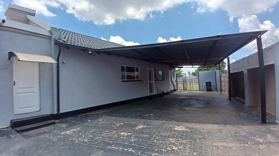 To Let 4 Bedroom Property for Rent in Brackenhurst Gauteng