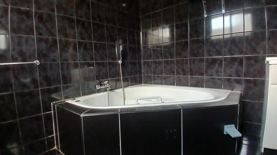 To Let 4 Bedroom Property for Rent in Brackenhurst Gauteng