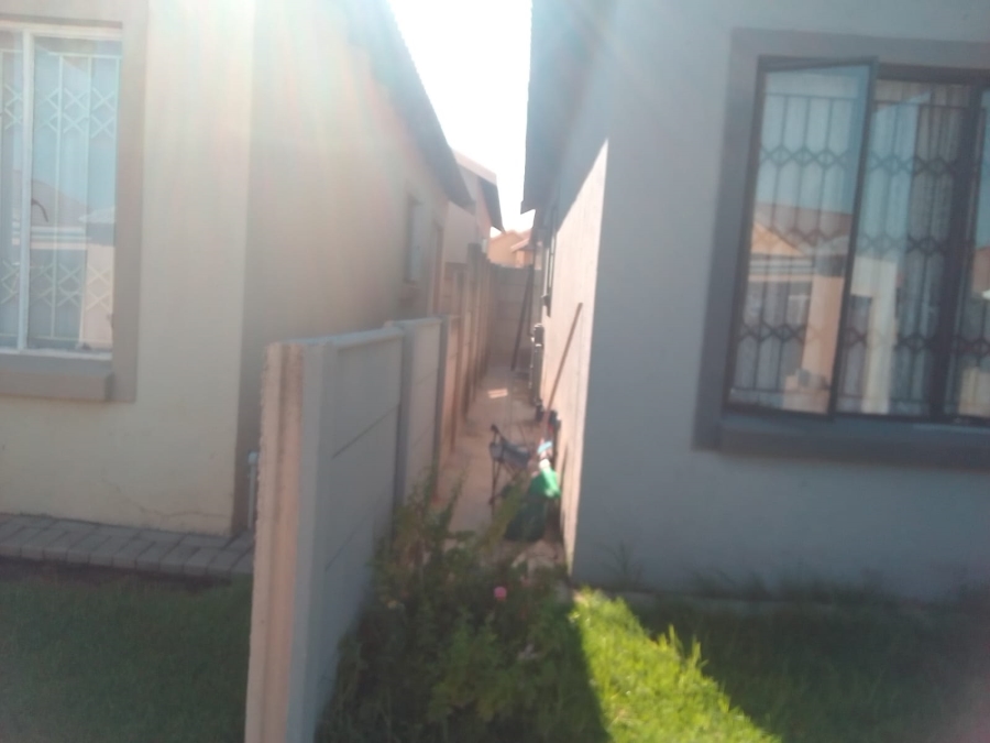 2 Bedroom Property for Sale in Mohlakeng Gauteng