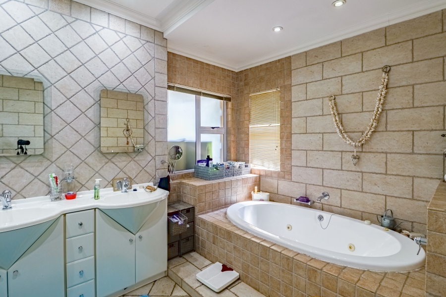 4 Bedroom Property for Sale in Silver Lakes Golf Estate Gauteng