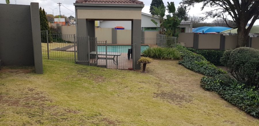 To Let 2 Bedroom Property for Rent in Florida Hills Gauteng