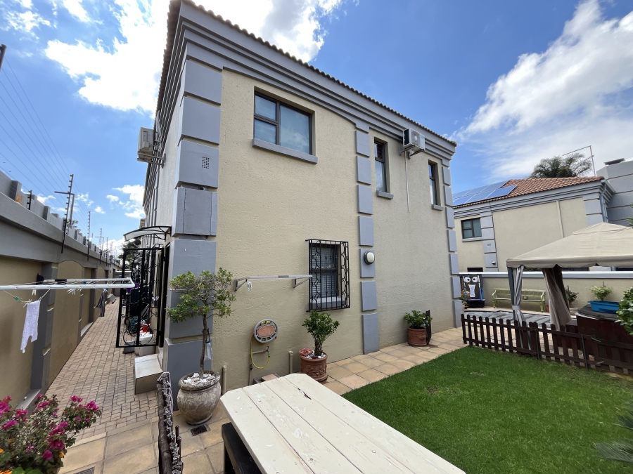 To Let 4 Bedroom Property for Rent in Bedfordview Gauteng