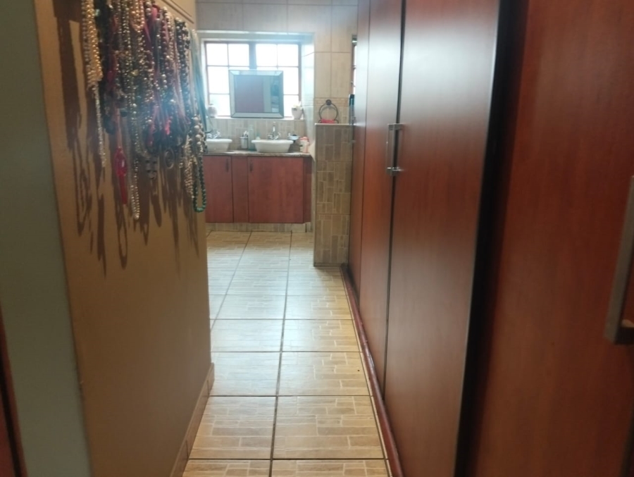 5 Bedroom Property for Sale in Selcourt Gauteng