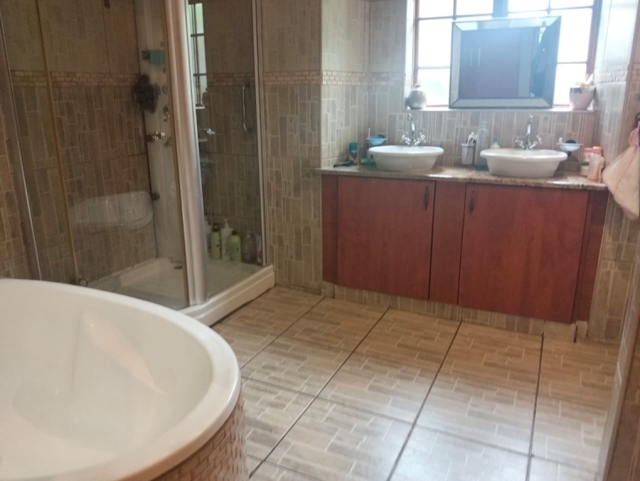 5 Bedroom Property for Sale in Selcourt Gauteng