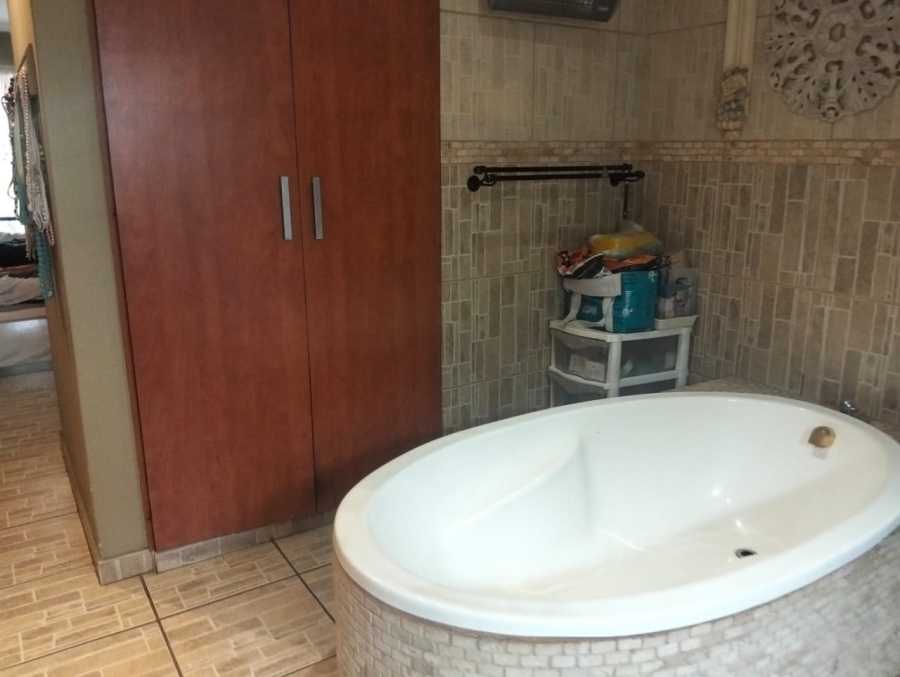 5 Bedroom Property for Sale in Selcourt Gauteng