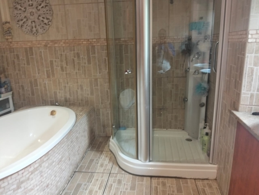 5 Bedroom Property for Sale in Selcourt Gauteng