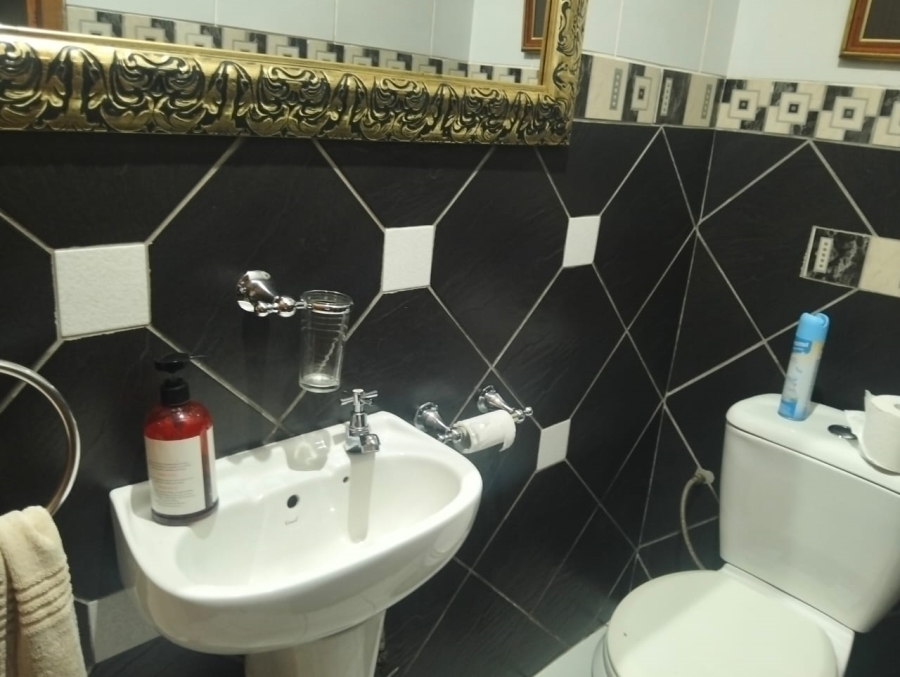 5 Bedroom Property for Sale in Selcourt Gauteng