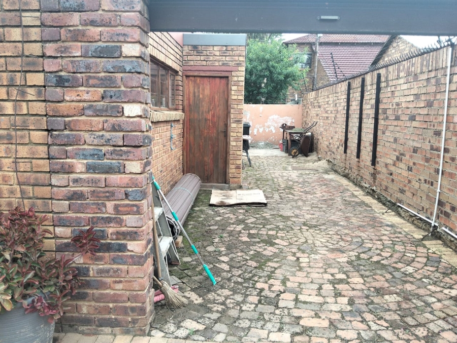 5 Bedroom Property for Sale in Selcourt Gauteng