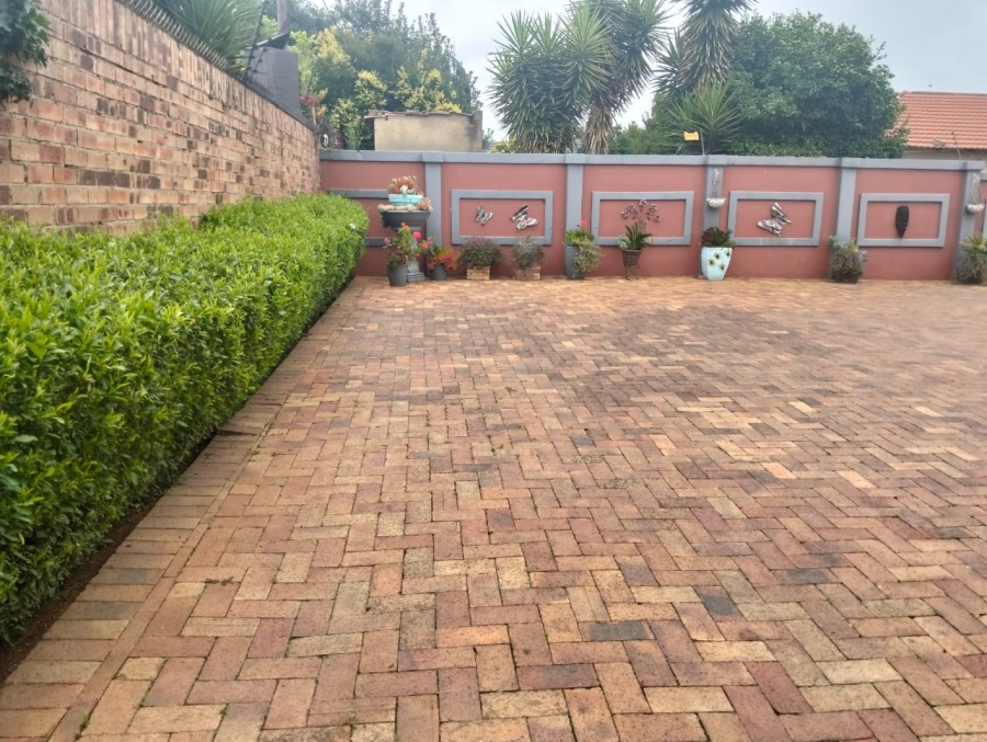 5 Bedroom Property for Sale in Selcourt Gauteng