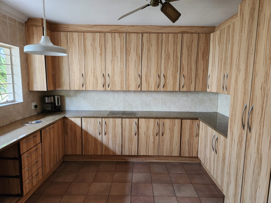 5 Bedroom Property for Sale in Mnandi Gauteng