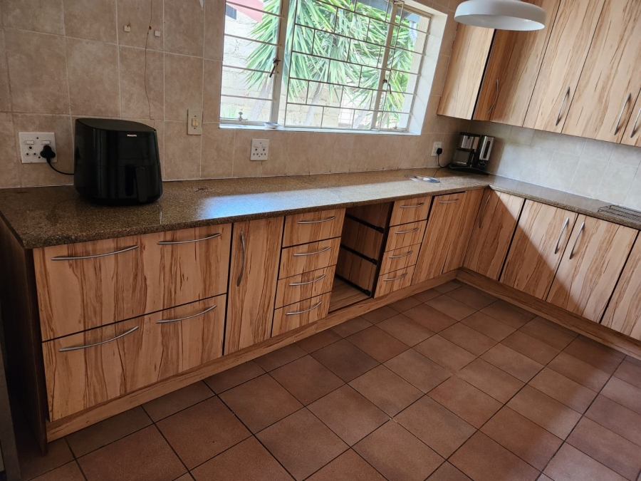 5 Bedroom Property for Sale in Mnandi Gauteng